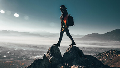 Joven en paisaje montañoso